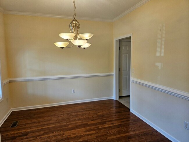 Building Photo - Beautiful 4 bedroom, 2.5 bath home in the ...