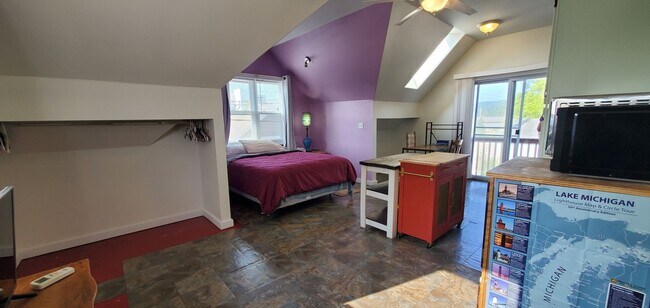 Building Photo - Charming Over-the-Garage Studio Apartment