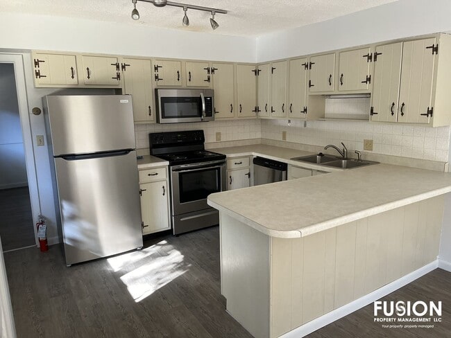 Primary Photo - Warm & Inviting One-Level Condo in South B...