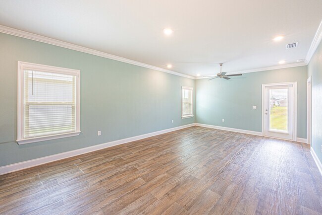 Building Photo - 32667 Revere Dr