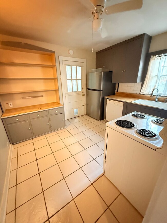 Building Photo - 3 Bed 1 Bath House Downtown, AVAILABLE NOW!