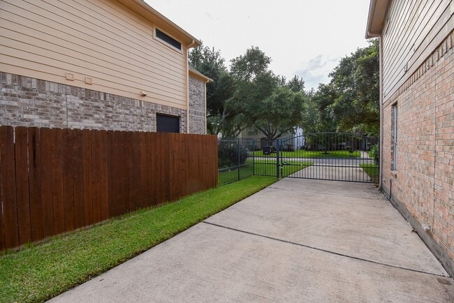 Building Photo - 2719 Mossy Log Ct