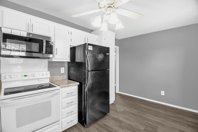 Building Photo - Stunning 3 bedroom, 2 1/2 bathroom End Tow...