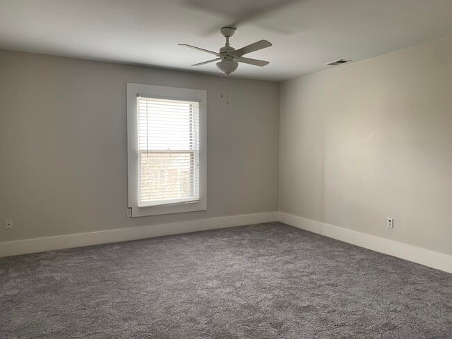 Building Photo - 721 W Main St