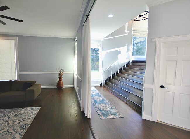 Building Photo - 106A Comstock Hill Ave