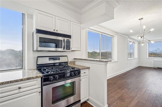 Building Photo - 2479 Peachtree Rd NE