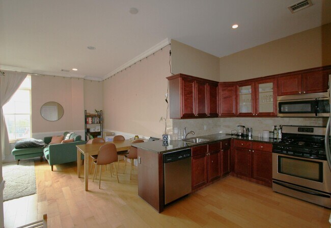 Building Photo - 769 Montgomery St