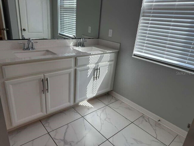 Building Photo - 1301 Clear Brook Pl