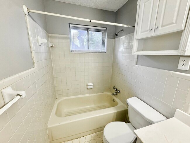 Building Photo - 4936 Leven Rd