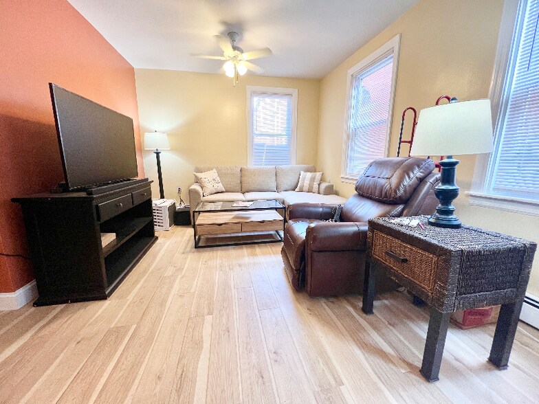 Building Photo - 81-83 America St