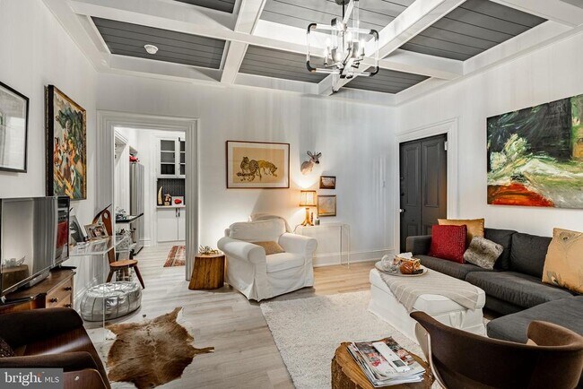 Building Photo - 305 S Walnut St