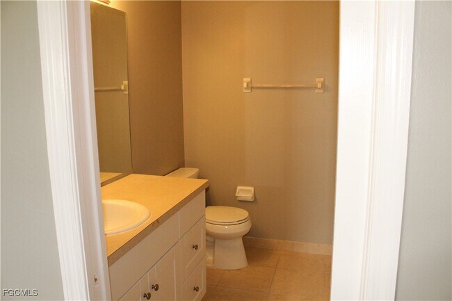 Building Photo - 703 SE 8th Terrace