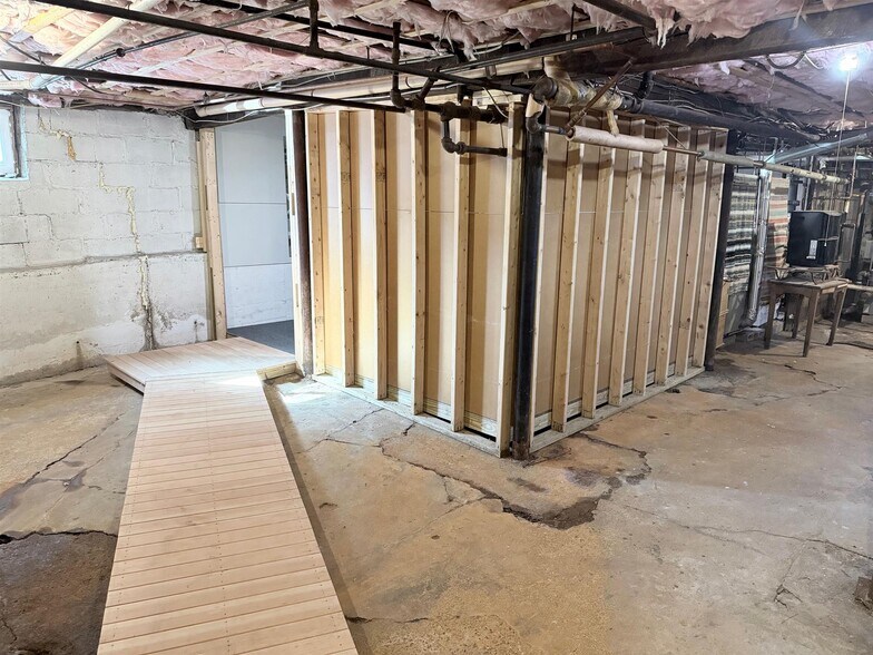 Building Photo - 140 Larch Rd