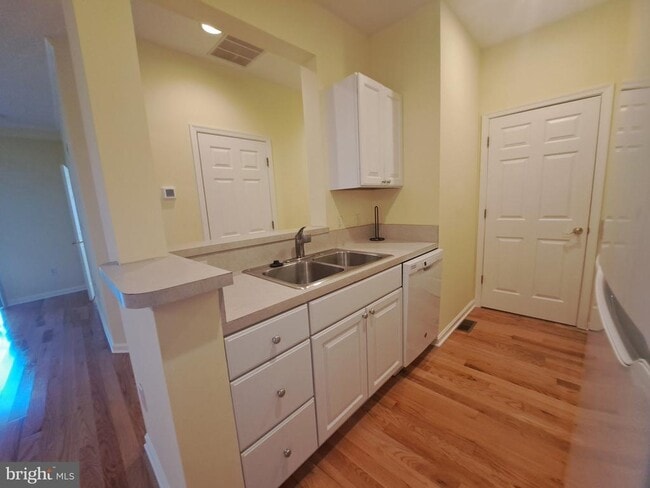 Building Photo - 4100 Sandpiper Dr