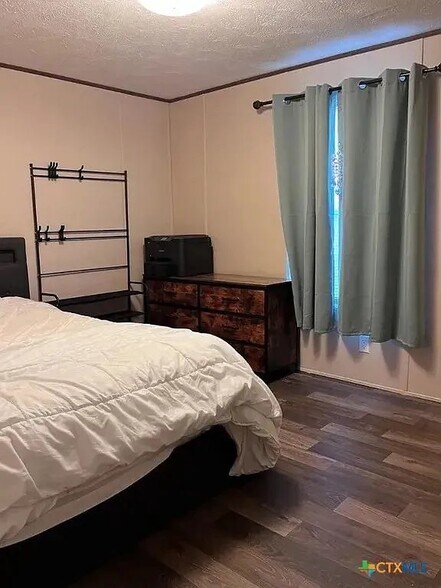 Building Photo - 453 E Zipp Rd