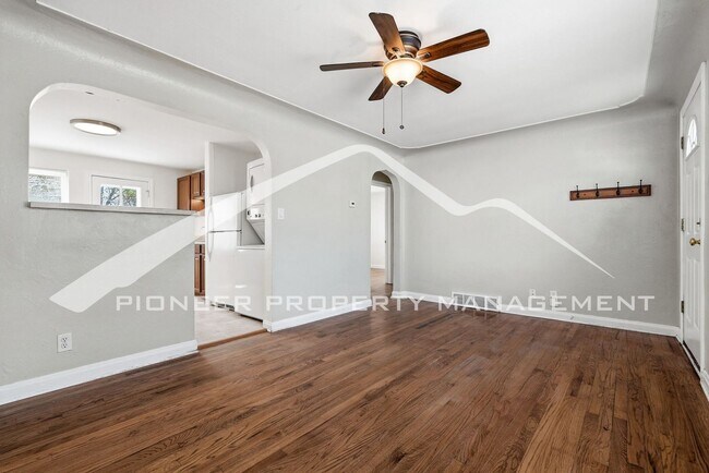 Building Photo - Updated 1/2 Duplex with Washer/Dryer and Fenced Yard