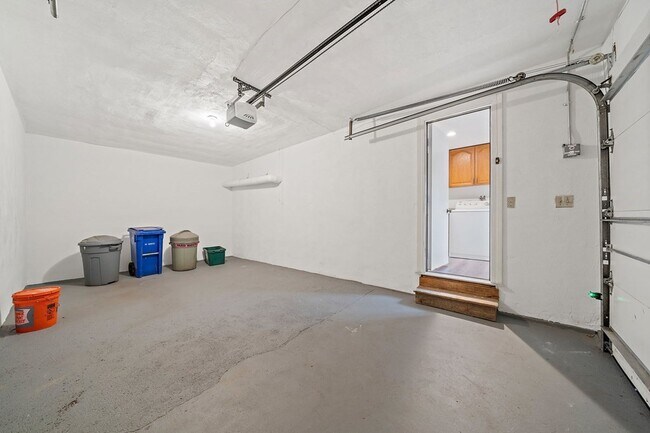 Building Photo - 11 Suban Pl