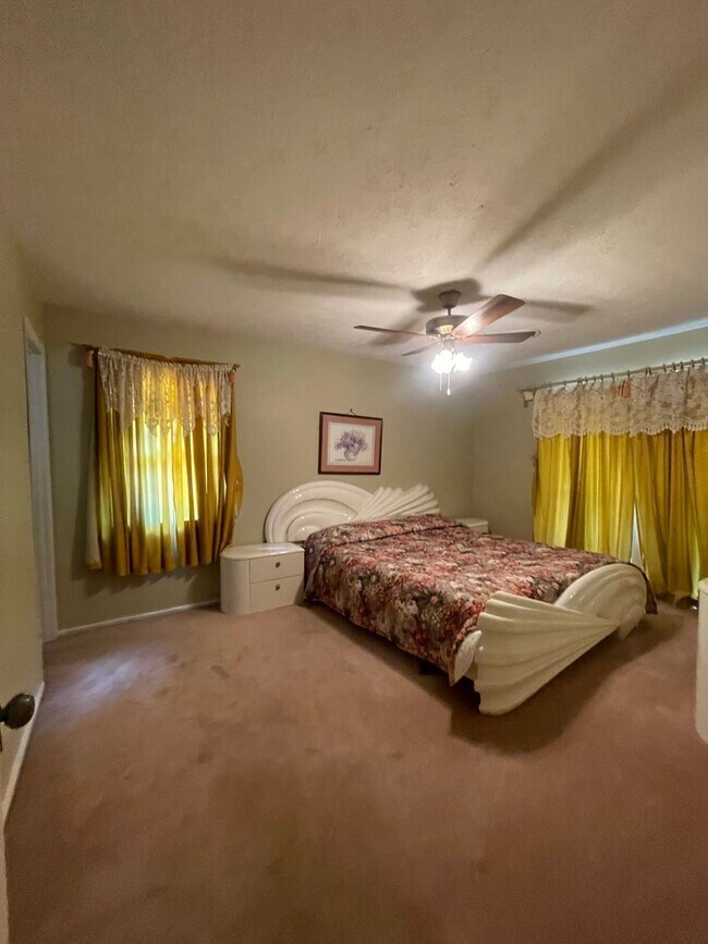 Building Photo - Walking Distance to the Parkway!