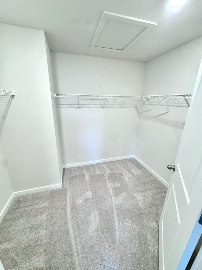 Building Photo - THREE BEDROOM/2.5 BATH TOWNHOME in Southern Lehigh School District