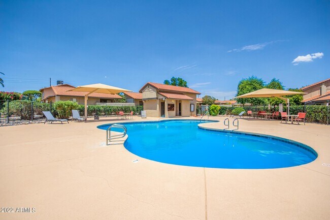 Building Photo - 2415 W Greenway Rd