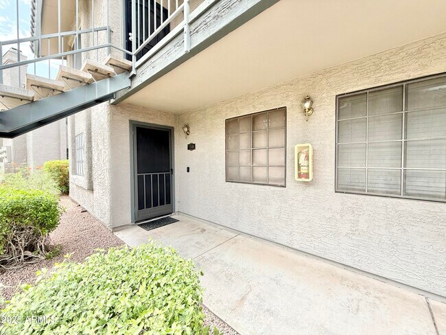 Building Photo - 533 W Guadalupe Rd