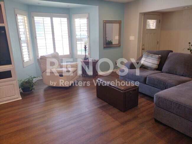 Building Photo - 3 Bedroom + Den Home with Private Pool in Mesa!