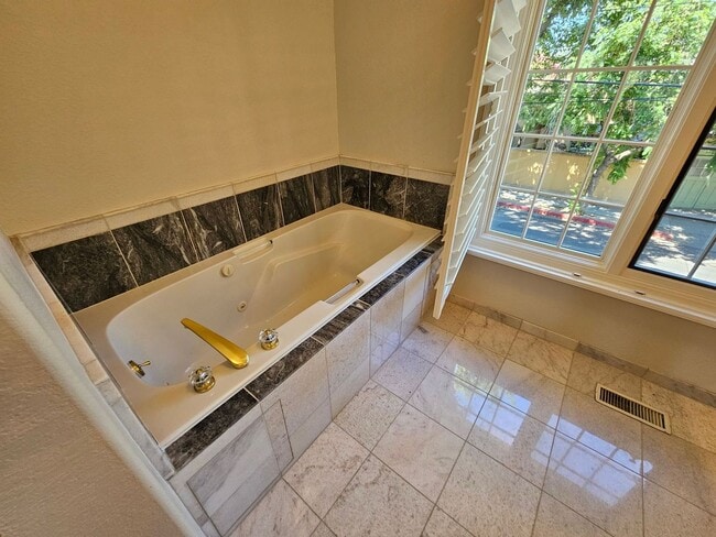 Building Photo - Stunning 4 Bed 3 Bath Naglee Park Home Nes...