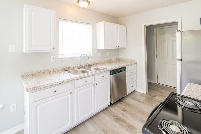 Building Photo - Welcoming 3-Bedroom Hanahan Home