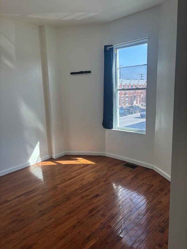 Building Photo - 2939 E Monument St