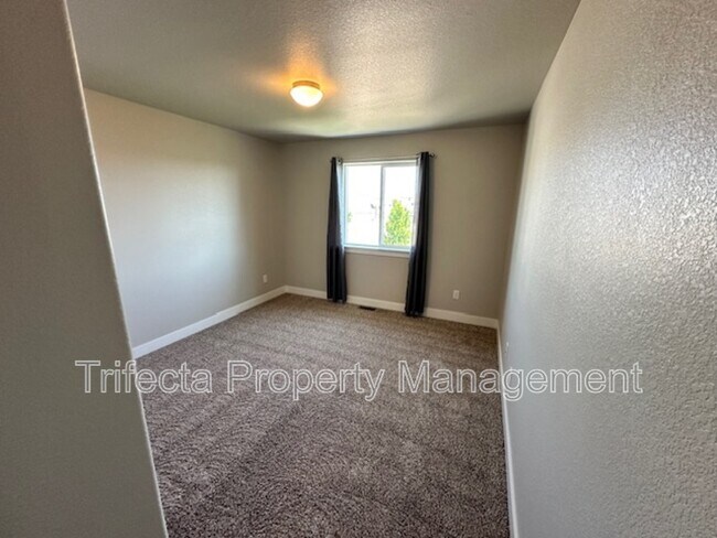 Building Photo - 5403 Vona Dr