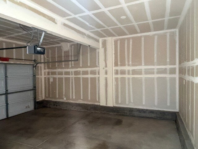 Building Photo - Gorgeous Modesto Home 3 Bedroom 2.5 Bathroom