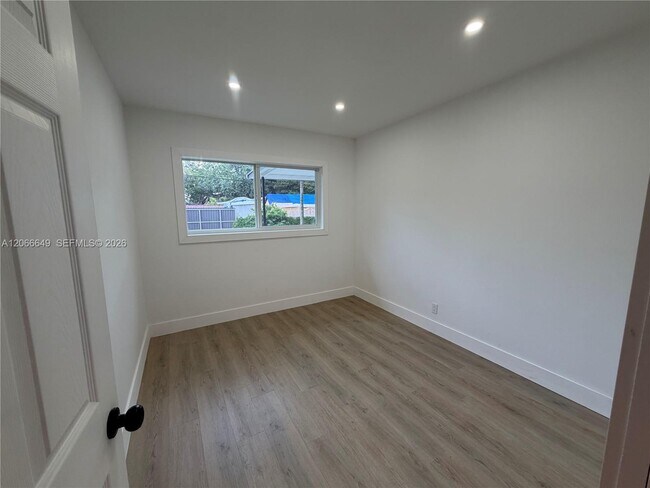 Building Photo - 838 Fairway Dr
