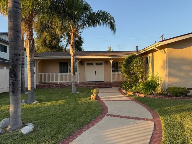 Building Photo - Open Thursday 12/11 3-4pm Private HOME 3bed/2 bath + POOL in Woodland Hills!