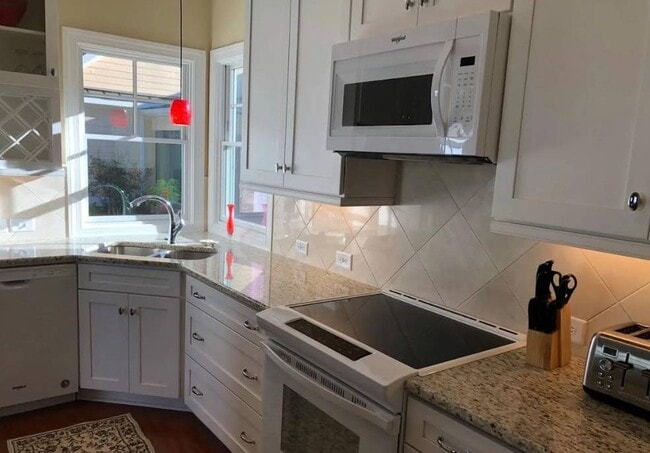 Building Photo - 225 Coach Light Way SW