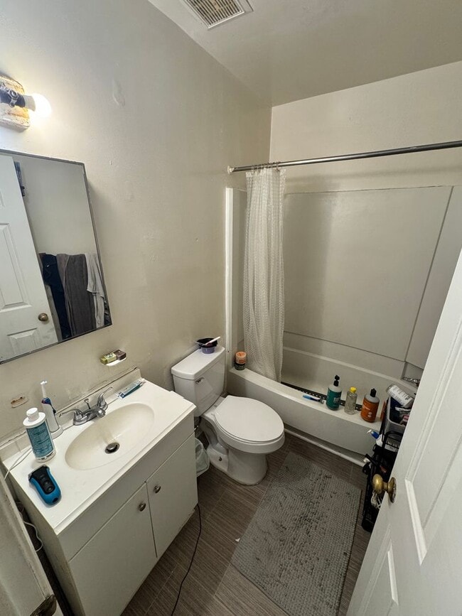 Building Photo - 3 bed 2 bath close to VCU