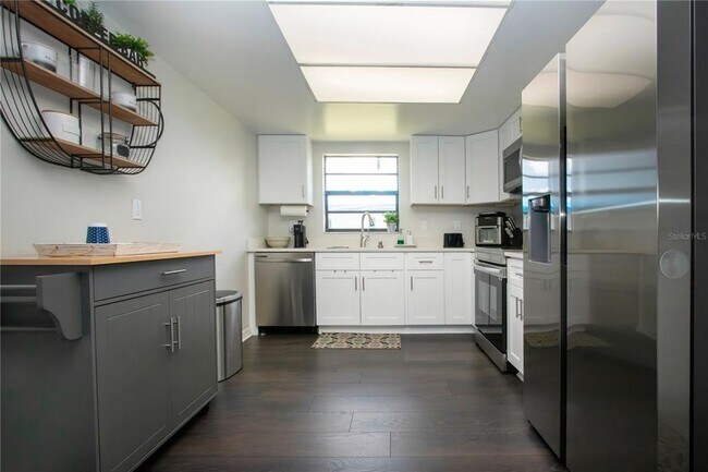 Building Photo - 2429 Lancaster Dr