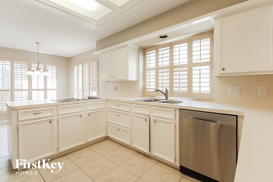 Building Photo - 2303 Prestwick Dr