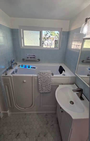 Bath 1 - view toward jetted therapeutic soak tub - 16825 S Berendo Ave