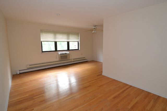 Building Photo - 675 W Wrightwood Ave
