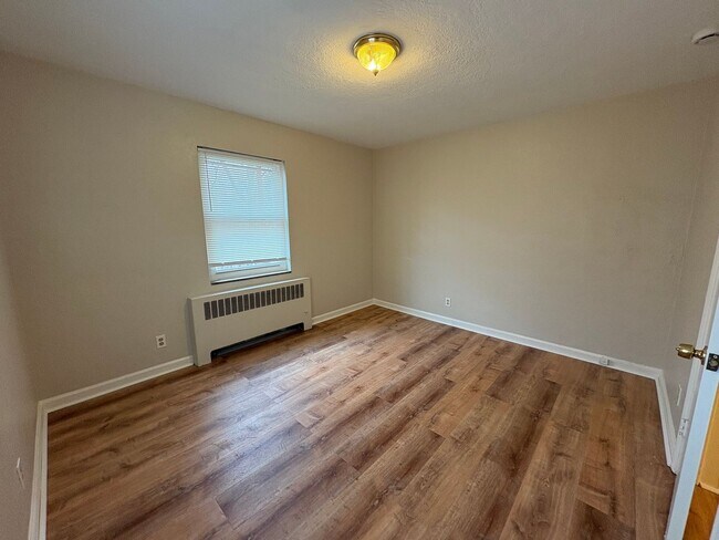 Building Photo - Spacious 1 Bedroom in Bellevue with Balcony and Garage space!