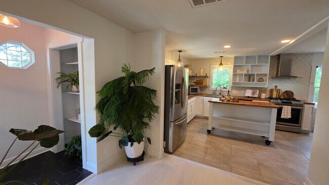 Building Photo - 2802 De Soto Dr