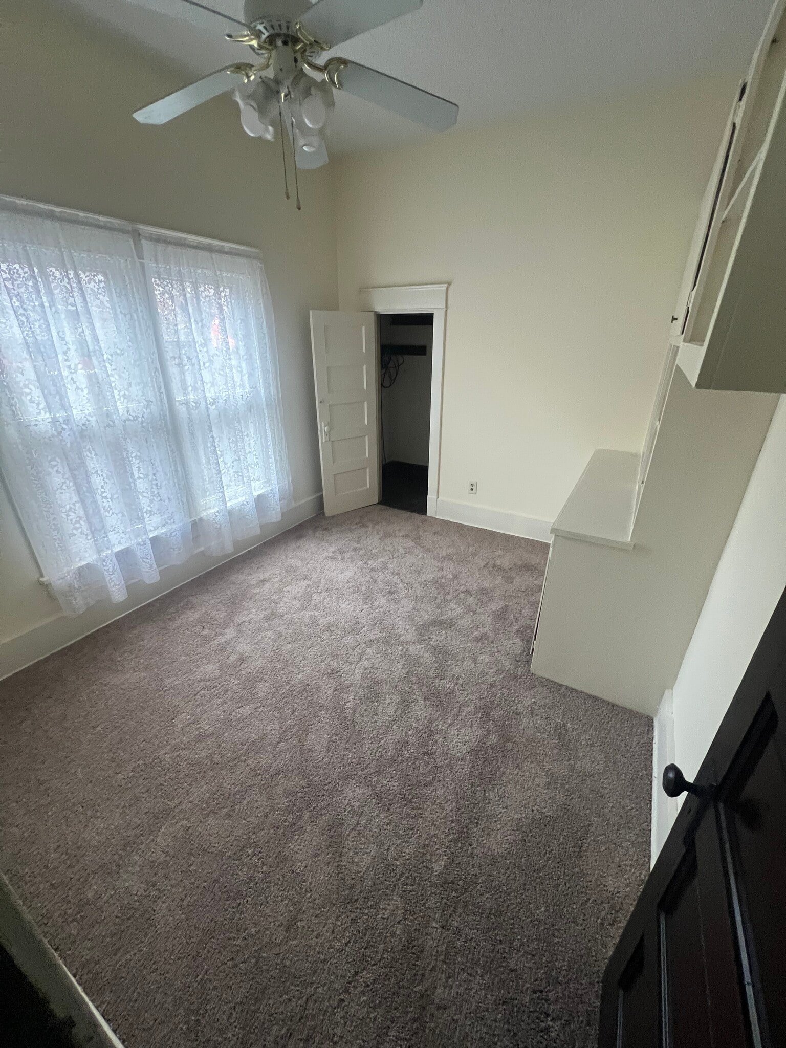 Building Photo - 406 E 1st St