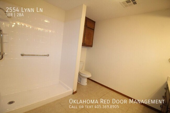 Building Photo - 2554 Lynn Ln