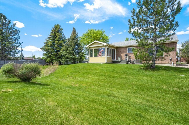 Building Photo - 3 Bedroom, 3 Bathroom backing to Southridg...
