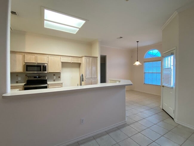 Building Photo - AFFORDABLE ISLAND LIVING!