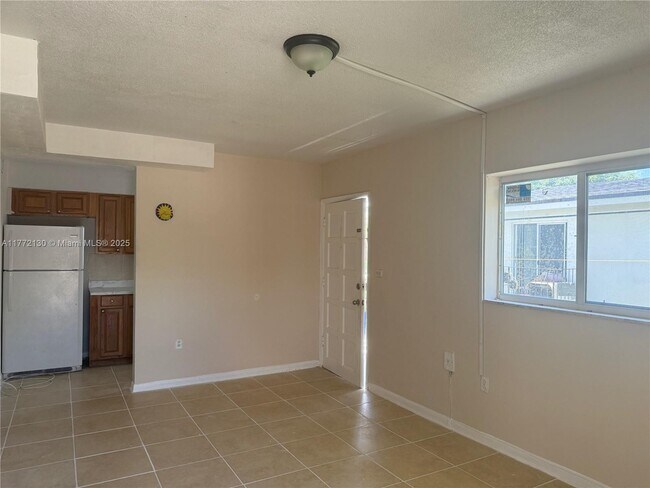 Building Photo - 621 SW 15th Ave