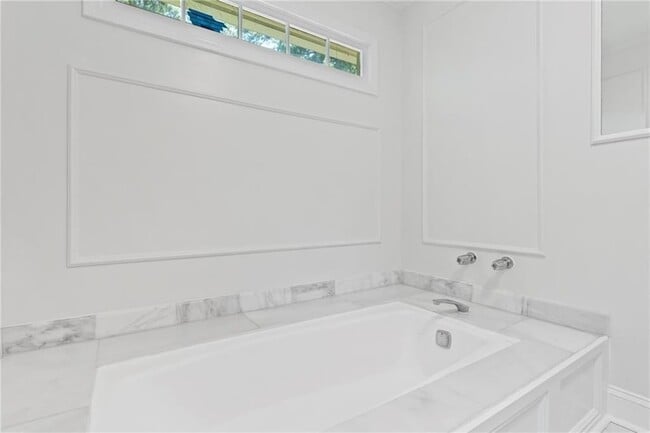 Building Photo - 3201 Lakeridge Dr SE