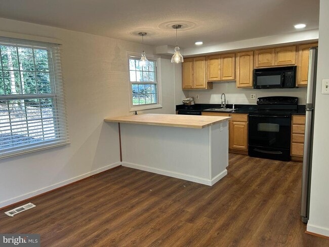 Building Photo - 2755 Viking Dr