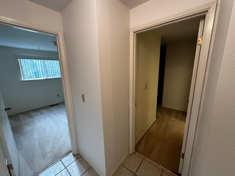 Building Photo - 515 16th Ave SE