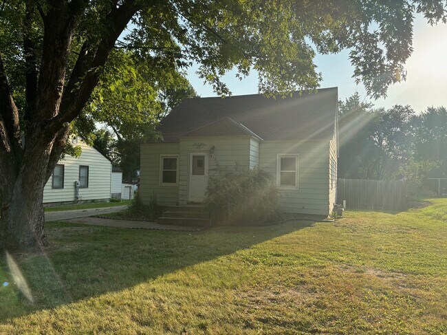 Building Photo - 812-811 11th Ave